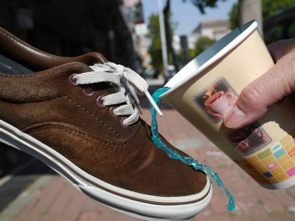 heramo.com - Xịt nano chống nước cho giày "vượt cạn" mùa mưa bão