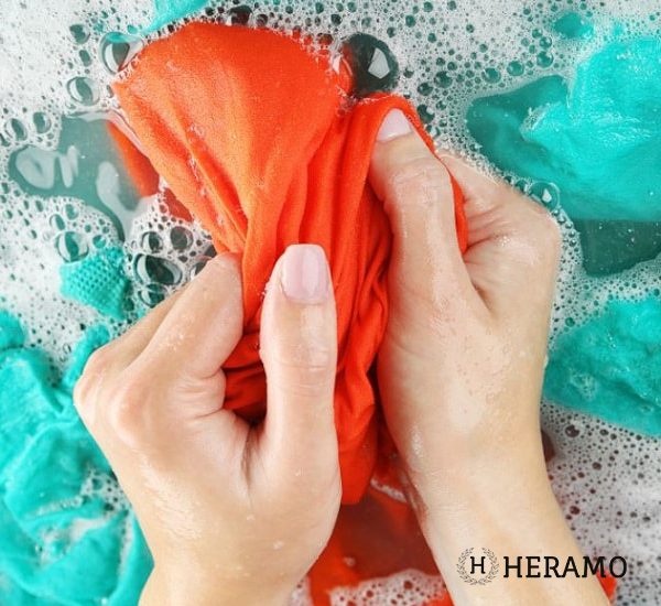 heramo.com-Lỗi giặt tay khiến quần áo nhanh hư hỏng